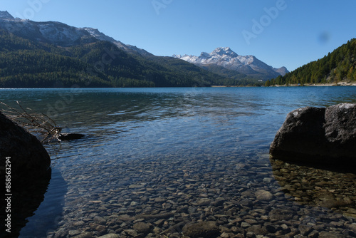 Steinstrand See mit Berg im HIntergrund