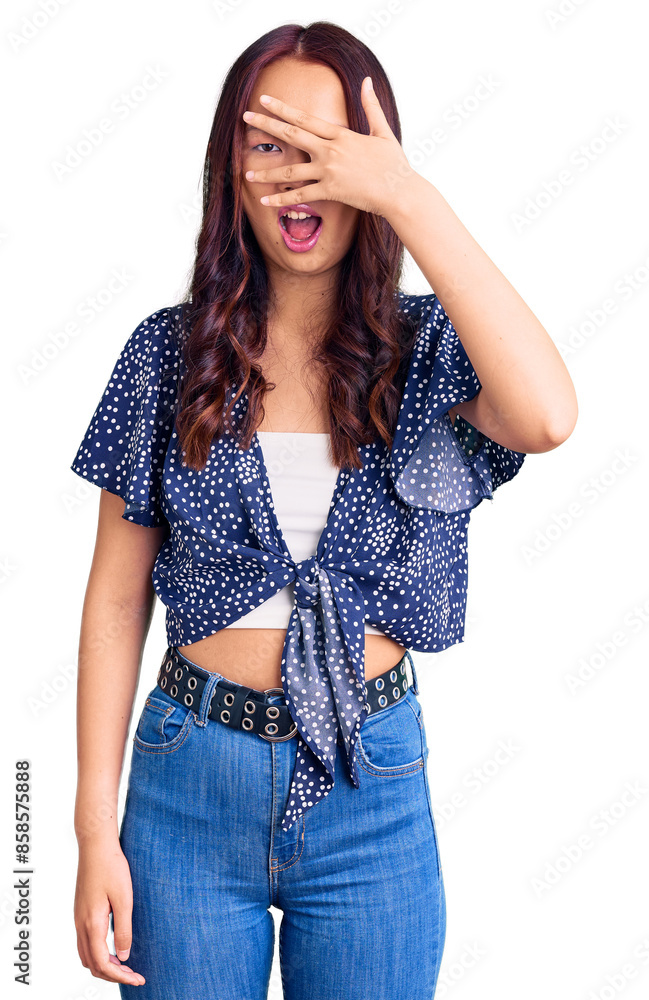 Φωτογραφία Young beautiful chinese girl wearing casual clothes peeking in shock covering face and eyes with hand, looking through fingers with embarrassed expression
