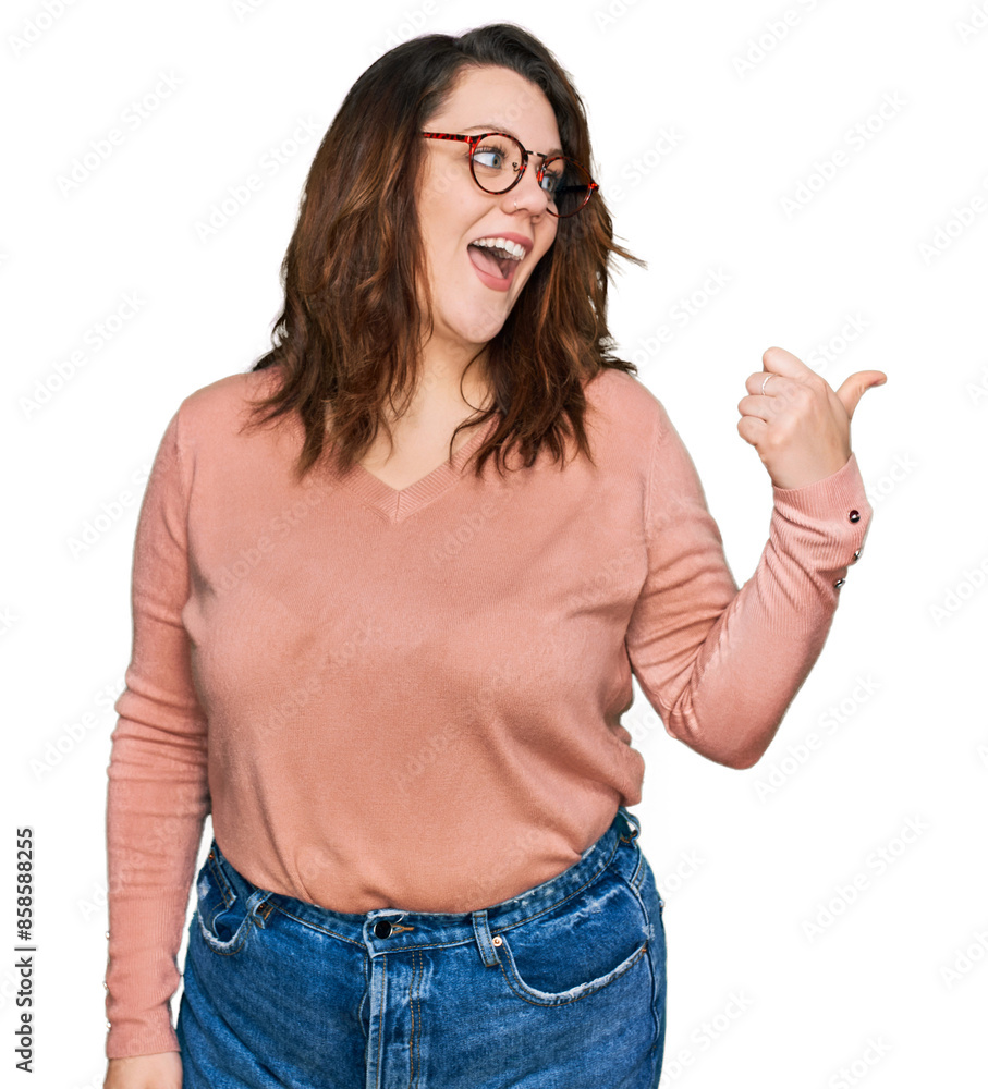 Φωτογραφία Young plus size woman wearing casual clothes and glasses smiling with happy face looking and pointing to the side with thumb up