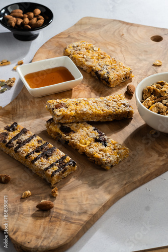 barras de cereal granola sobre tabla de pica en una mesa blanca