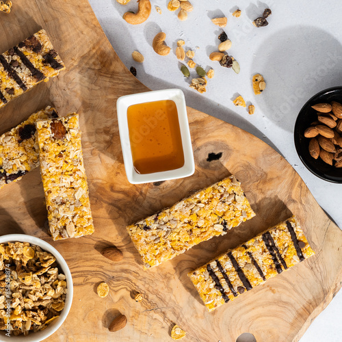 barras de cereal granola sobre tabla de pica en una mesa blanca