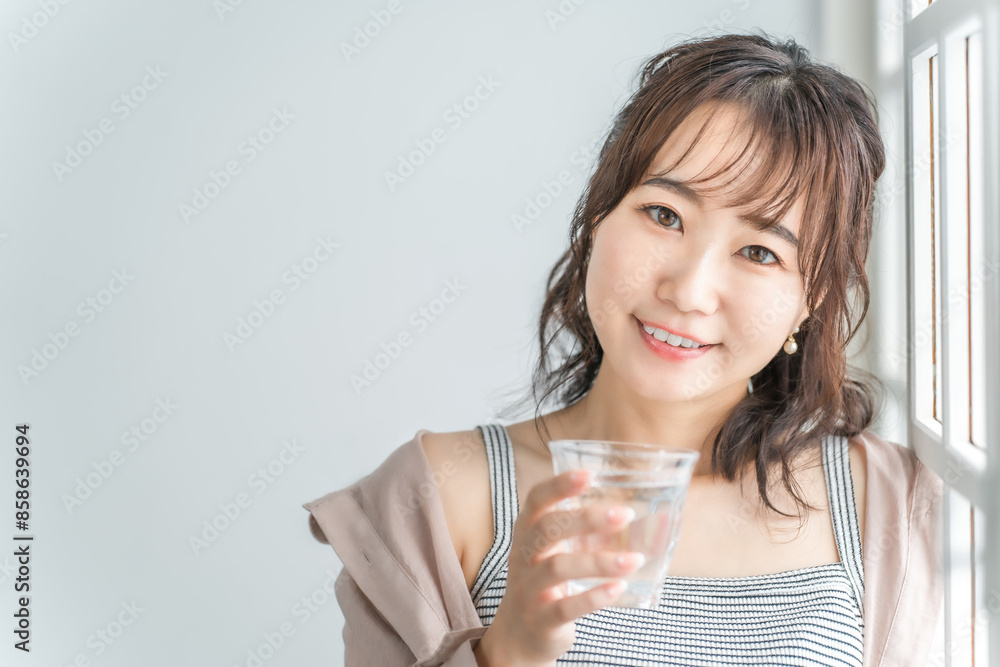 水を飲むアジア人女性（水分補給・起床・ミネラルウォーター）
