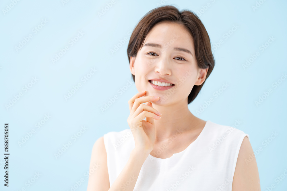 女性・スキンケア・ブルーバック 女性・スキンケア・ブルーバック