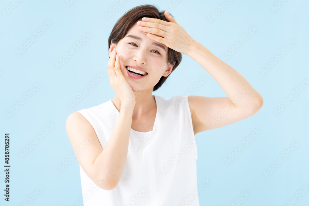 女性・スキンケア・ブルーバック