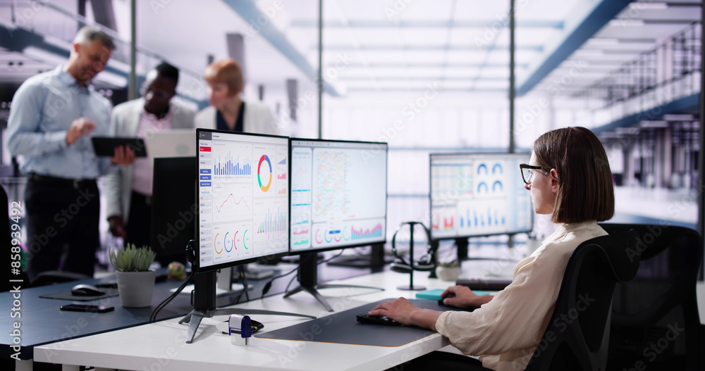 Naklejka premium Data Analyst Using Data Analytics KPI