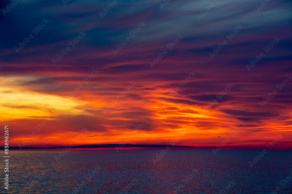 Obraz premium 美しい夕暮れの海とオレンジ色の空