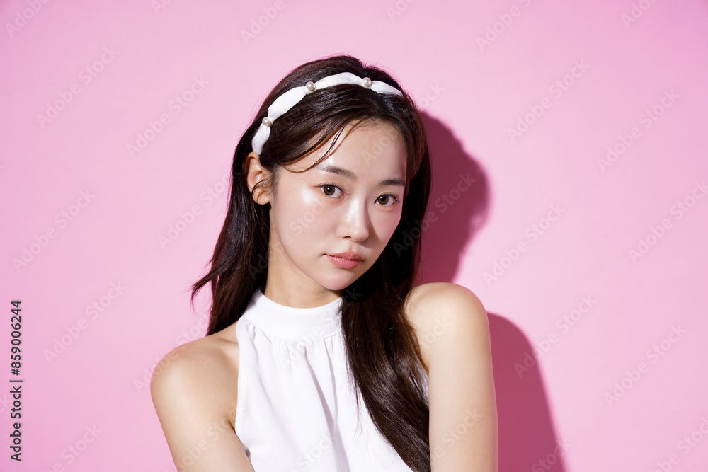 ピンク背景で撮影をした若い女性のカジュアルなポートレート ピンク背景で撮影をした若い女性のカジュアルなポートレート