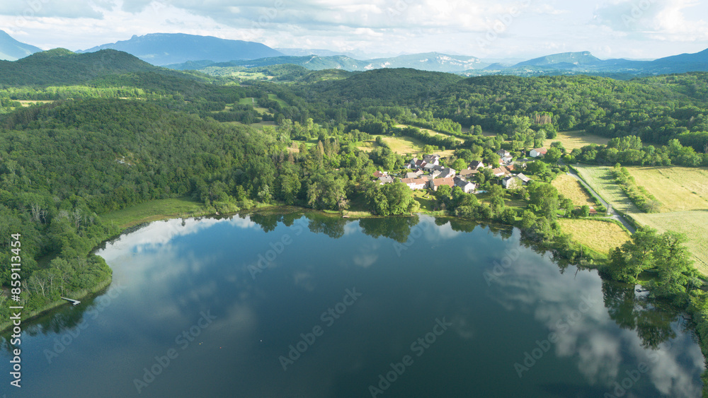 Obraz premium Reflets du ciel et nuages ​​sur le lac Chavoley, dans la commune de Ceyzérieu, dans l'Ain en France à la fin du printemps