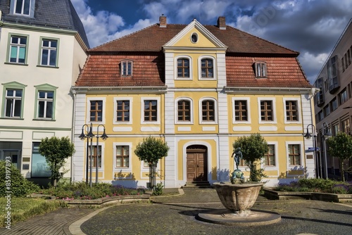 Obraz na płótnie cottbus, deutschland - altes kaufmannshaus lobedan am breitscheidplatz w salonie