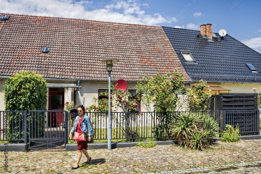 friedland, deutschland - 06.07.2023 - einfamilienhäuser mit vorgarten in der altstadt