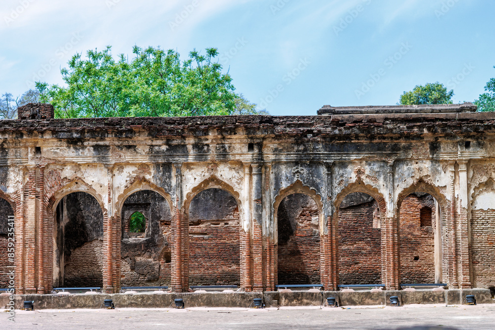 Obraz premium Mosque and Imambara tomb - The Residency, Lucknow, Uttar Pradesh, India, Asia