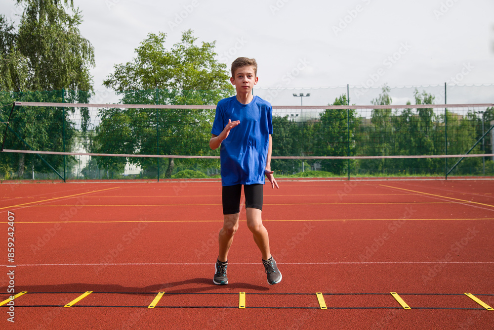 Obraz premium An athlete does special running exercises on a ladder.