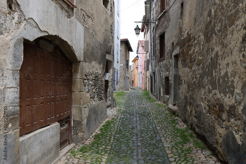 Rue typique, ville de Le Puy en Velay, département de la Haute Loire, France
