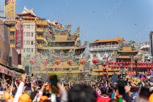 Foto These photos capture the vibrant scenes of the Baishatun Mazu pilgrimage, where devoted followers walk alongside the Mazu palanquin as it makes its way through the streets