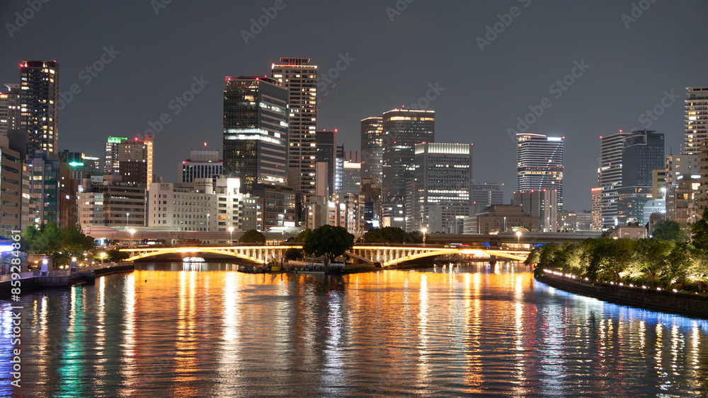 Obraz premium 川沿いのビルネオン