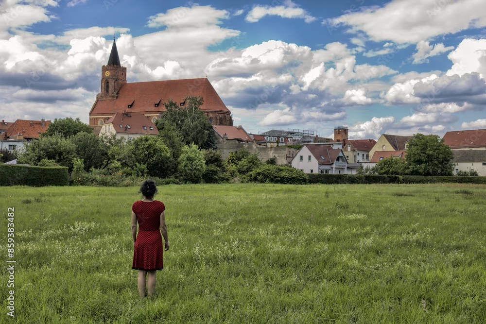 beeskow, deutschland - eine frau blickt auf das stadtpanorama mit der marienkirche