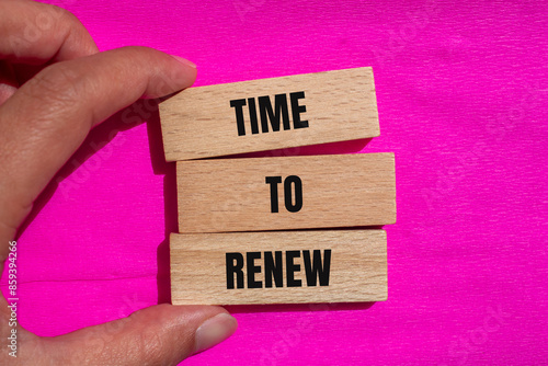 Εκτύπωση καμβά Time to renew words written on wooden blocks with pink background