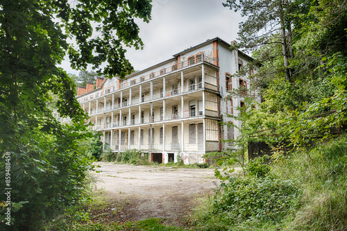 Obraz na płótnie Verlassenes Hotel in Frankreich w salonie