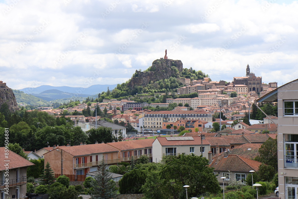 Vue d'ensemble de la ville du Puy, ville de Le Puy en Velay, département de la Haute Loire, France Vue d'ensemble de la ville du Puy, ville de Le Puy en Velay, département de la Haute Loire, France