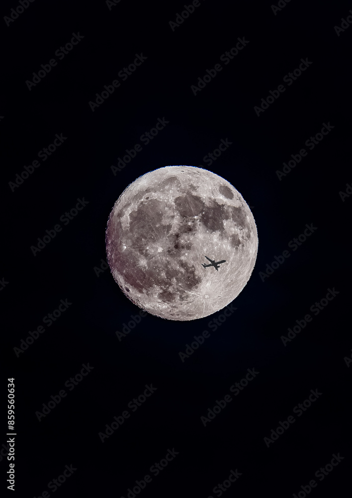 Obraz premium full moon in the night with silhouette of an airplane