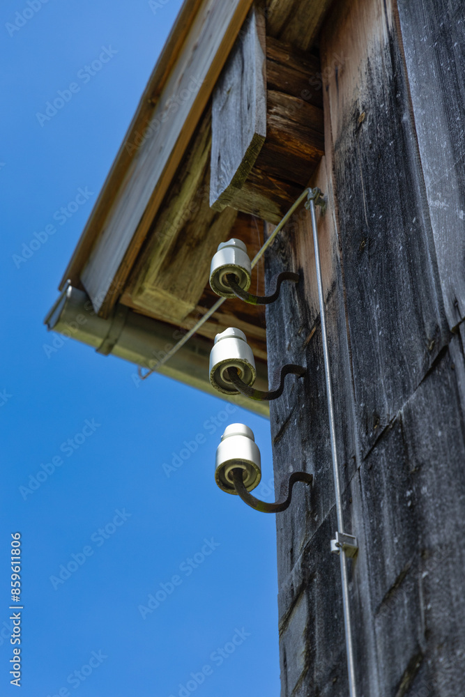 Fototapeta premium Isolatoren einer alten Telefonleitung