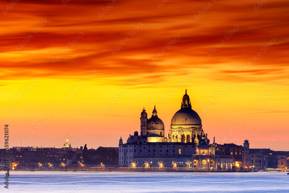 Fototapeta premium Aussicht auf die spektakuläre barocke Kuppelkirche Santa Maria della Salute in Venedig im Abendrot