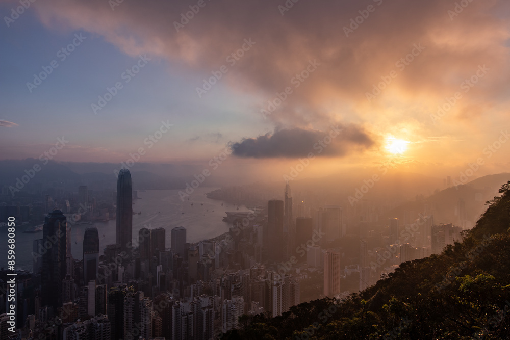 Fototapeta premium sunrise time clouds over Hong Kong city