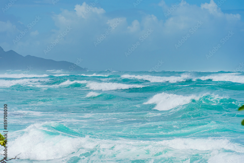 Obraz premium A spacious body of water with waves breaking against the shore