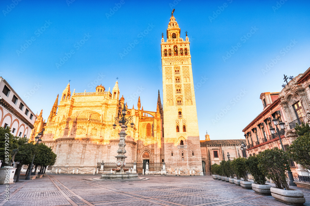 Fototapeta premium Seville Cathedral and Giralda Tower at Sunrise, Seville