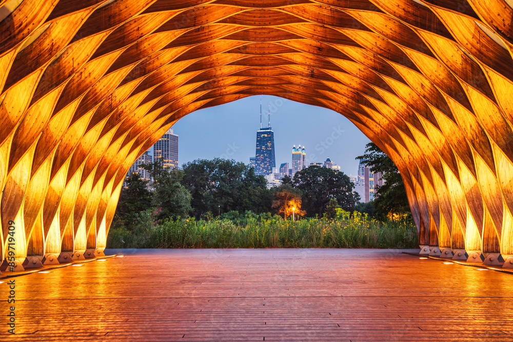 Fototapeta premium Chicago Skyline through Wooden Arch in Lincoln Park