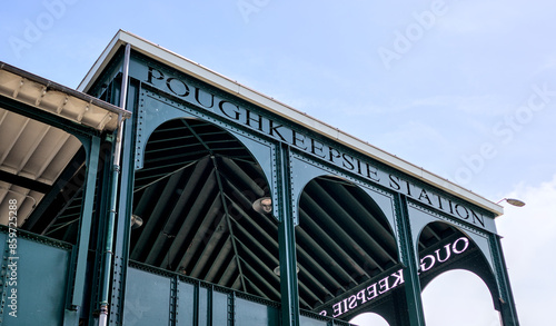 Foto poughkeepsie station sign on entrance to metro railroad stop (north rail commute