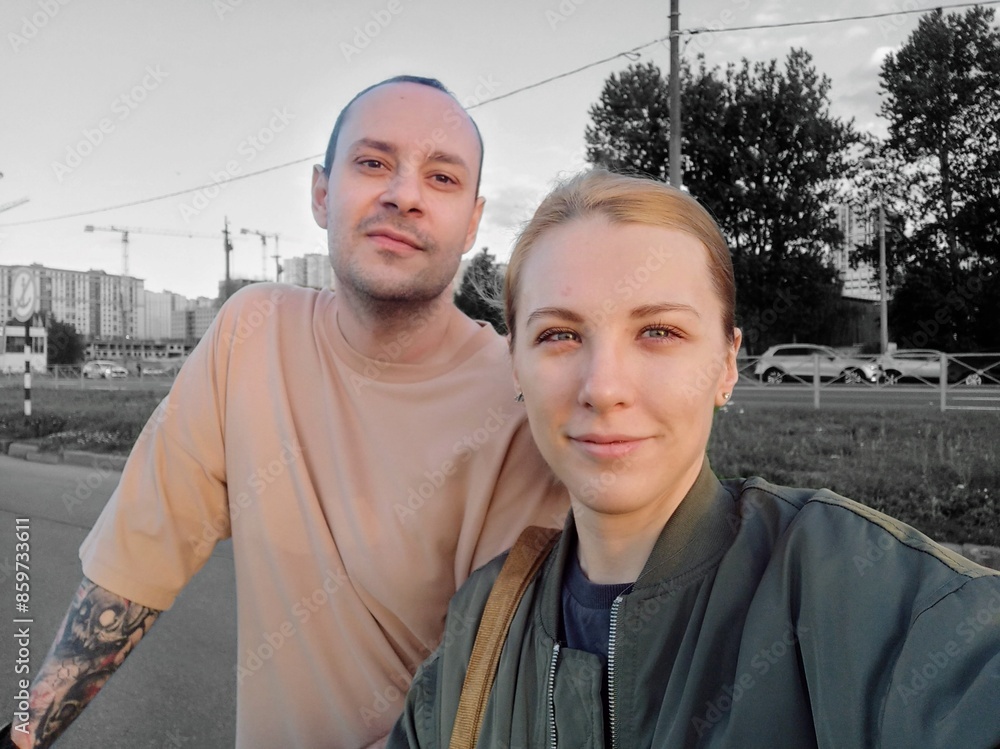 Naklejka premium Portrait of a young couple on the background of the city.