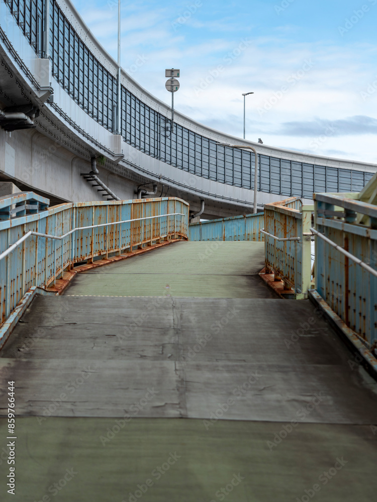 Fototapeta premium 歩道橋の坂道