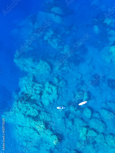 Playa azul y lanchas que esperan el surf. Un azul esmeralda es hermoso y claro como el agua
