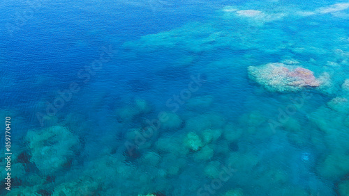 Playa azul y lanchas que esperan el surf. Un azul esmeralda es hermoso y claro como el agua 