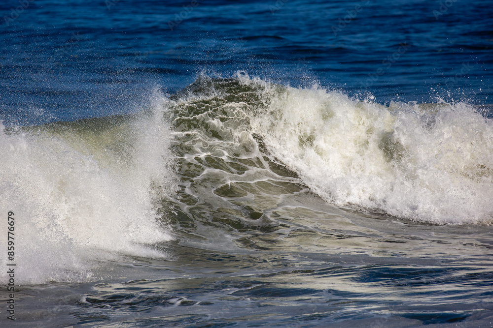 Naklejka premium Pacific ocean wave breaking in summer