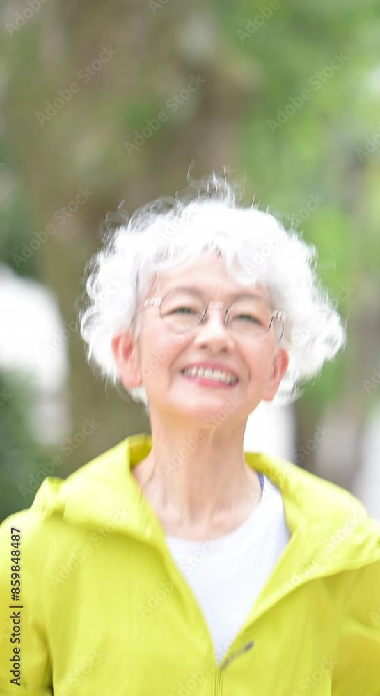 公園や屋外でランニンググするグレイヘアの(走る)シニア女性の上半身 スポーツするアクティブシニア 縦のスロー動画 公園や屋外でランニンググするグレイヘアの(走る)シニア女性の上半身 スポーツするアクティブシニア 縦のスロー動画