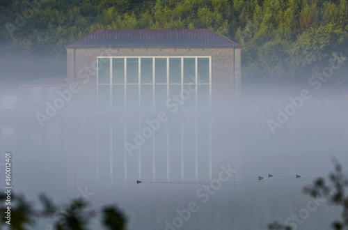 Das Überlaufbecken Möhnesee, Möhnetalsperre in Günne am frühen Morgen, 2023  photo