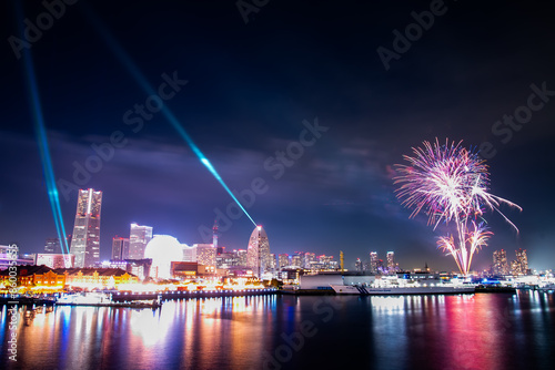 横浜みなとみらいに打ちあがる美しい花火Beautiful fireworks over Minato Mirai, Yokohama