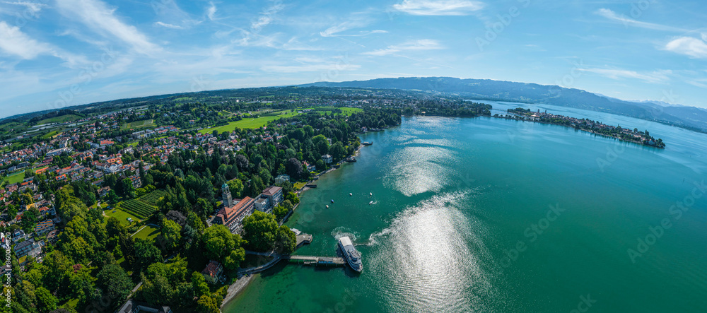 Obraz premium Blick auf das bayerische Ufer des Bodensee bei Bad Schachen im Sommer