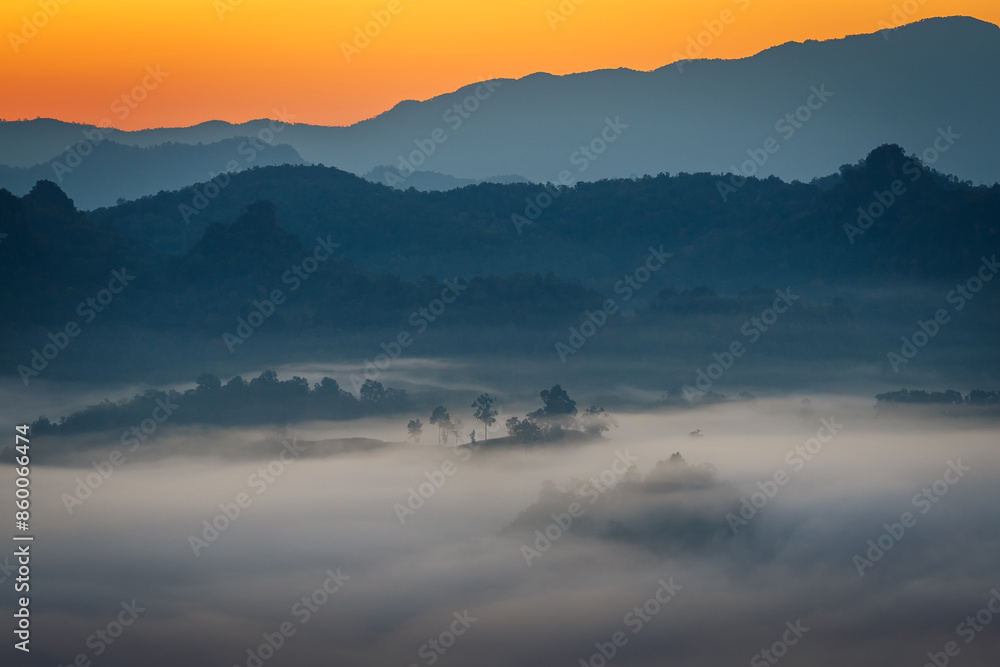 Obraz premium Sunrise behind mountain range with sea of cloud and cliff in the northern of Thailand (Landscape photography, Beautiful sunflare)