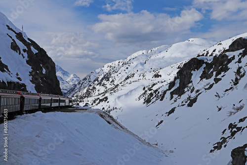 Train dans les montagnes d'Alaska Skagway