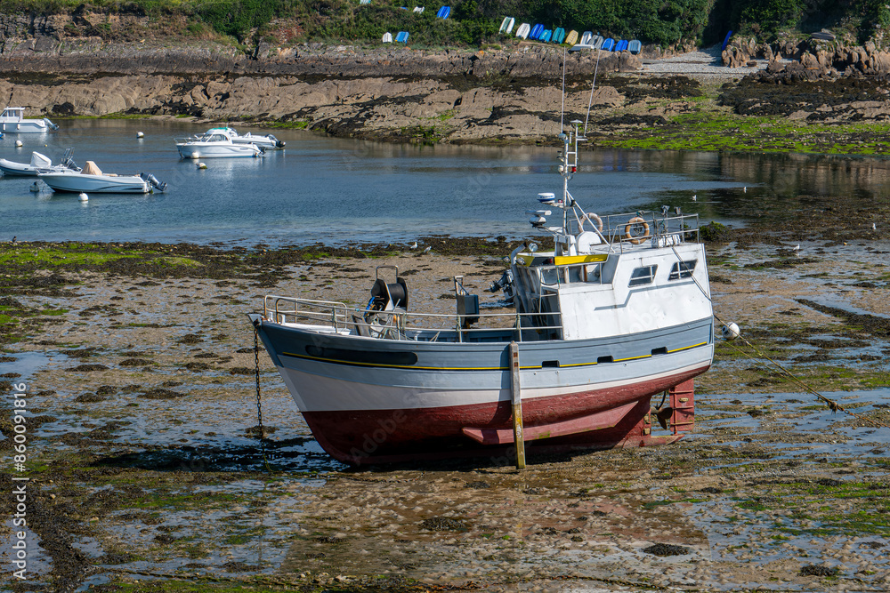 bateau de pêche à marée basse dans la chenal du Conquet bateau de pêche à marée basse dans la chenal du Conquet