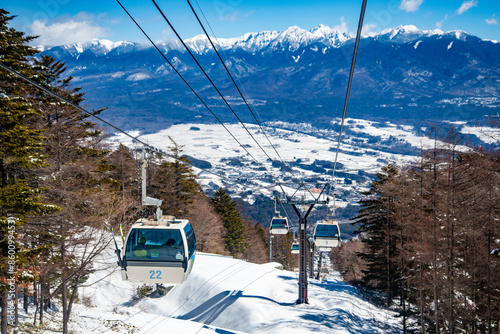 晴天のスキー場で動いているゴンドラの美しい風景Beautiful scenery of moving gondolas on the ski resort in sunny weather