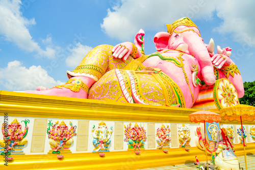 Wallpaper Mural ピンクガネーシャ像で有名なワット・サマーン・ラッタナーラームの美しい風景Beautiful scenery of Wat Saman Rattanaram, famous for the pink Ganesha statue Torontodigital.ca