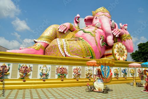 Wallpaper Mural ピンクガネーシャ像で有名なワット・サマーン・ラッタナーラームの美しい風景Beautiful scenery of Wat Saman Rattanaram, famous for the pink Ganesha statue Torontodigital.ca