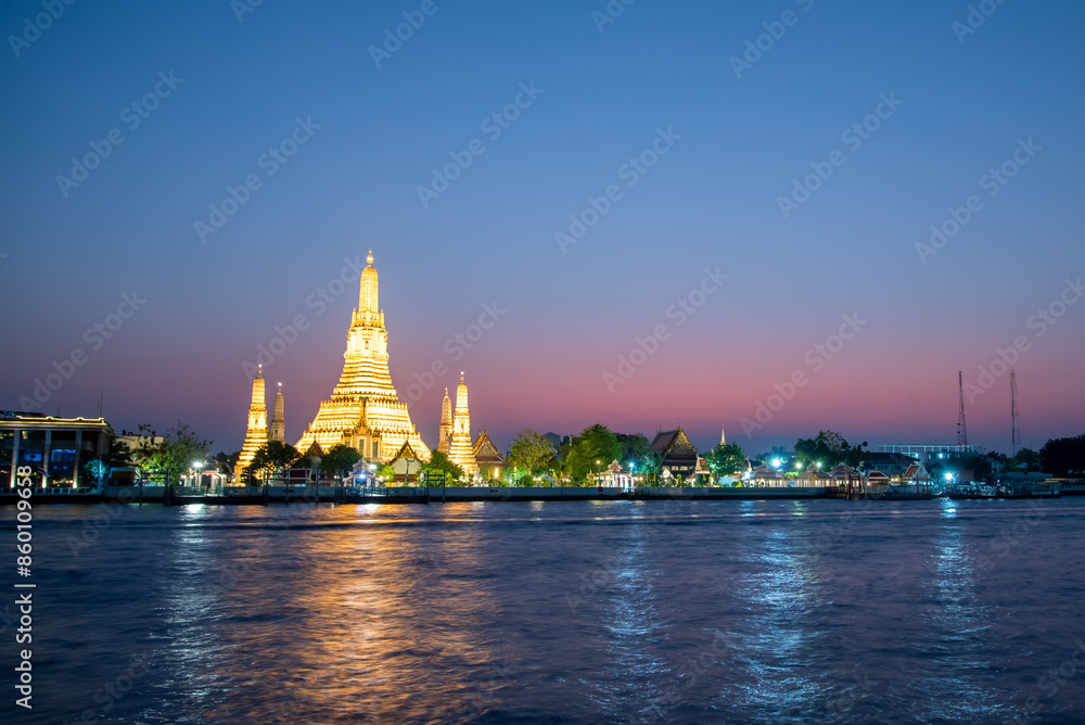 Obraz premium バンコクにあるワット・アルンのとても美しい夜景Beautiful night view of Wat Arun in Bangkok