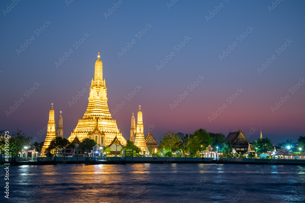 Fototapeta premium バンコクにあるワット・アルンのとても美しい夜景Beautiful night view of Wat Arun in Bangkok