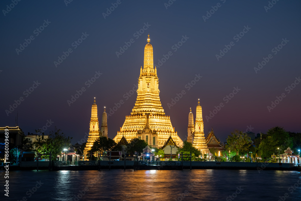 Naklejka premium バンコクにあるワット・アルンのとても美しい夜景Beautiful night view of Wat Arun in Bangkok