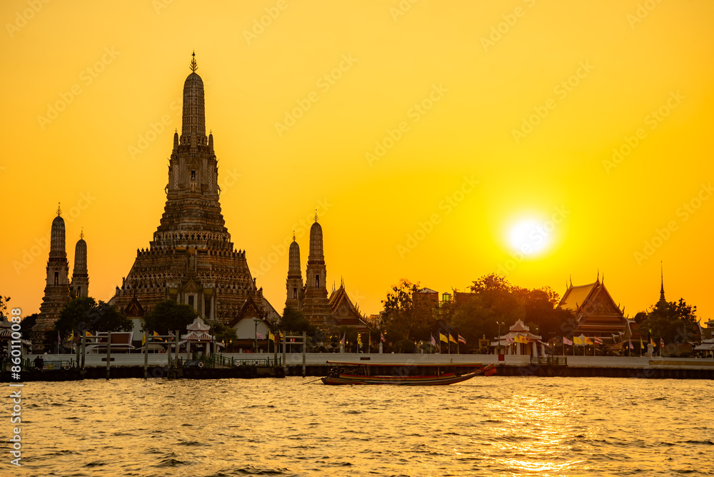Naklejka premium バンコクにあるワット・アルンのとても美しい夕焼け風景Beautiful sunset scenery at Wat Arun in Bangkok